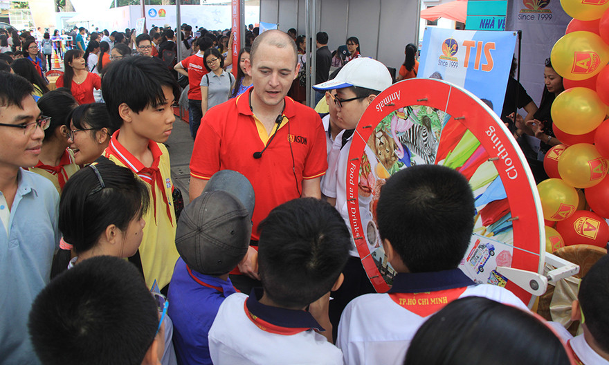 Học sinh tìm hiểu các chương trình học tập tiếng Anh tại các trung tâm, trường học.