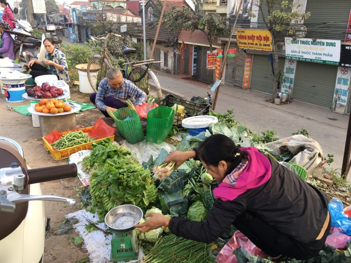 Giá rau xanh rớt giá so với trước Tết. Ảnh: Đ.H