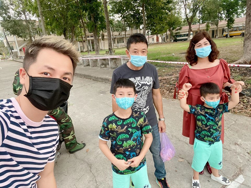Đăng Khôi cùng các con và người nhà đến khu cách ly ở Bình Dương để thăm Thuỷ Anh.
