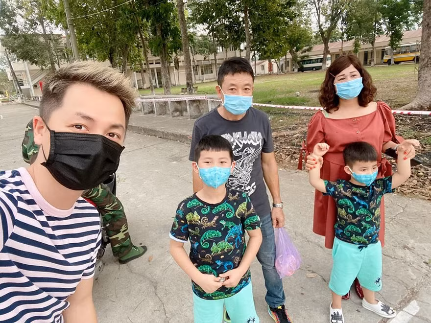 Đăng Khôi cùng các con và người nhà đến khu cách ly ở Bình Dương để thăm Thuỷ Anh.