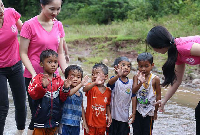 Thí sinh HHVN lội suối mang nước sạch về cho bản Nịu