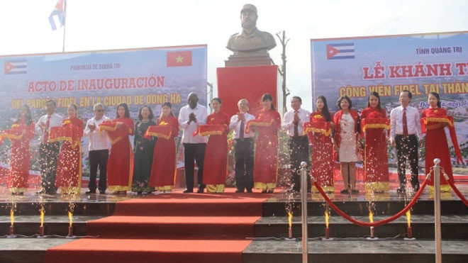 Các đại biểu cắt băng khánh thành Công viên Fidel và trồng cây lưu niệm trong khuôn viên công viên.