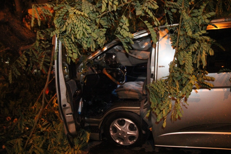 Chiếc xe ô tô bị đè bẹp