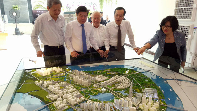 Lãnh đạo UBND TP và Bộ Xây dựng tham quan mô hình chỉnh trang đô thị TP 