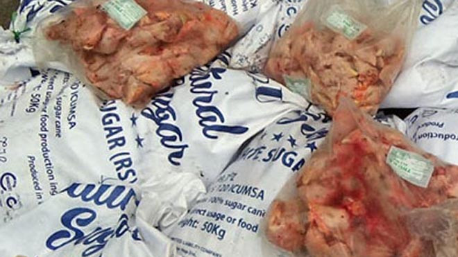 Bắt giữ 300 kg đầu gà bốc mùi hôi thối trên xe khách