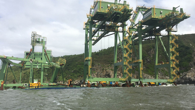 Ba giàn cẩu “khủng” bị mắc cạn nhìn từ xa