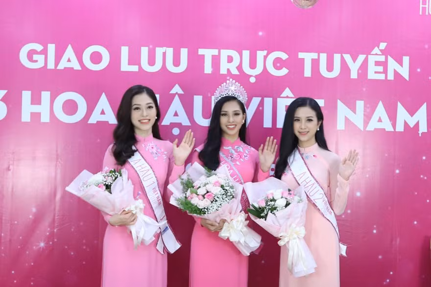 Hoa hậu Việt Nam 2018 Trần Tiểu Vy cùng các Á hậu Bùi Phương Nga và Nguyễn Thị Thúy An giao lưu với bạn đọc báo Tiền Phong. Ảnh: Mạnh Thắng