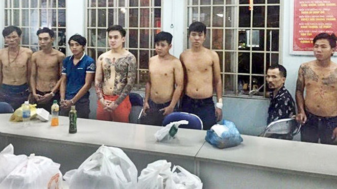 Băng nhóm giang hồ lúc bị ‘sộ’ khám. Ảnh: CA 