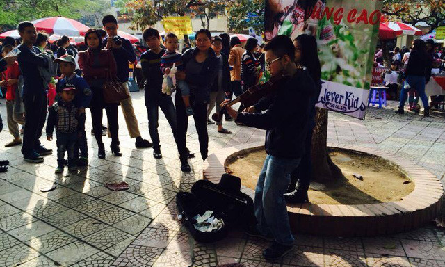 Chị Hằng chia sẻ hình ảnh con trai mình biểu diễn trên mạng xã hội.