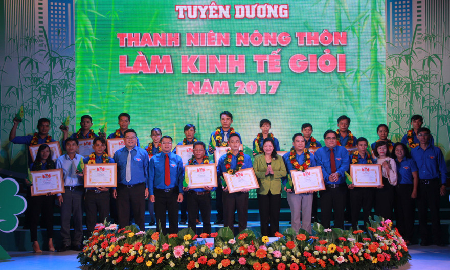 Tuyên dương 17 thanh niên điển hình trong sản xuất, kinh doanh tại địa bàn nông thôn.
