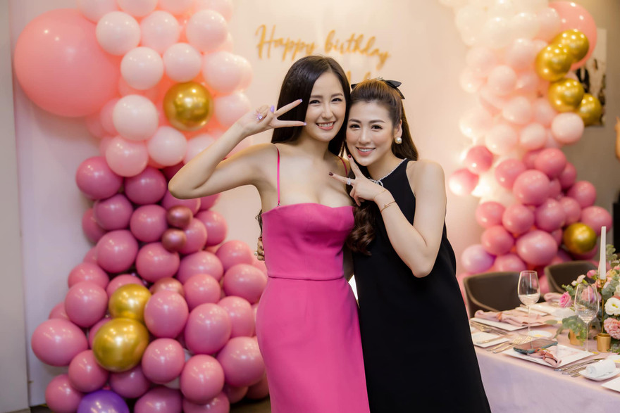 Mai Phương Thuý mặc váy trễ ngực sexy, hội ngộ dàn 'bông hậu' ở tiệc sinh nhật Tú Anh