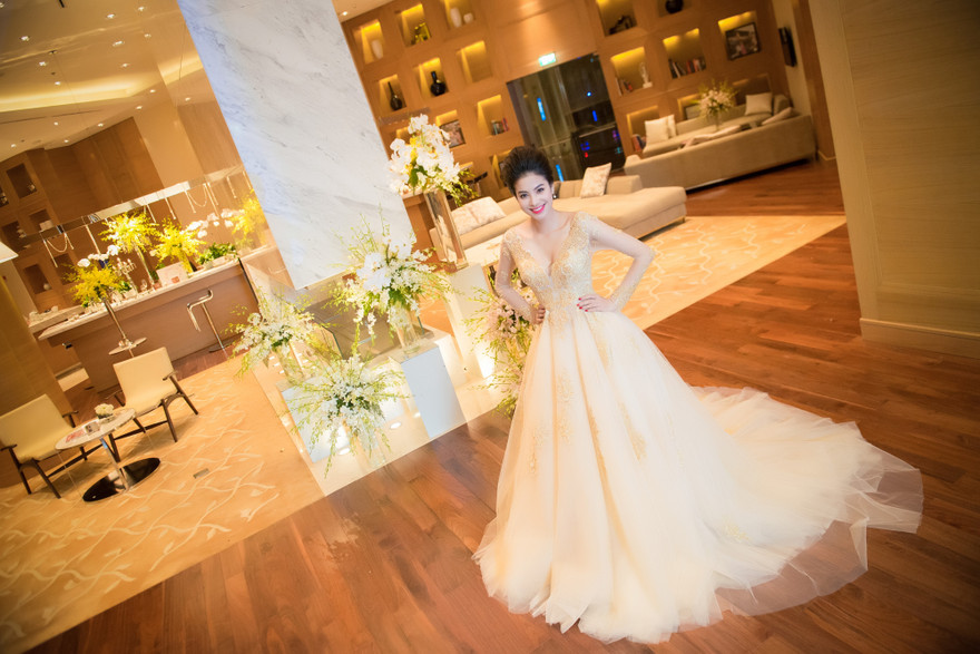 Phạm Hương lộng lẫy, quyến rũ với váy cưới thương hiệu John Kim.