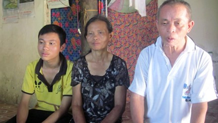 Thủ khoa ĐH Bách khoa TP HCM bên mẹ già và người cha. Ảnh: Đức Hùng (VnExpress).