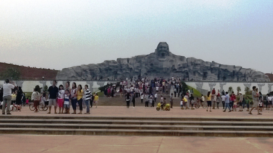  Hàng ngàn người dân đến tham quan tượng đài mẹ Việt Nam anh hùng.