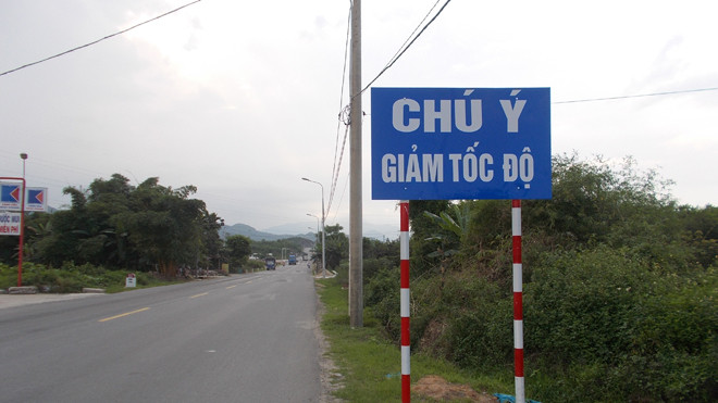 Hệ thống biển báo giảm tốc độ. Ảnh: Nguyễn Trang