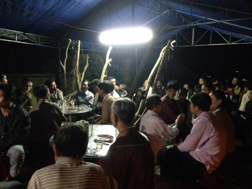 Người dân đến chia buồn cùng gia đình ông Dũng