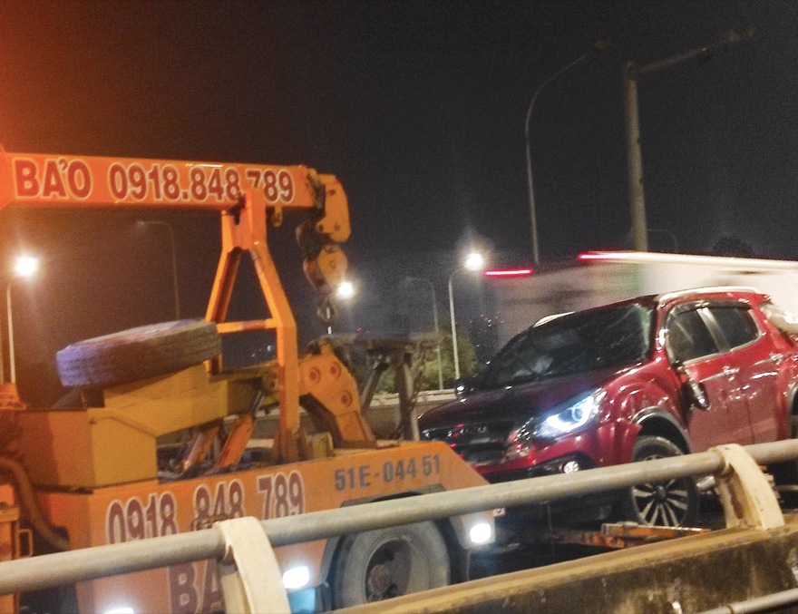 Ô tô tông lan can cầu rồi lật ngửa bụng, 2 người bị thương 