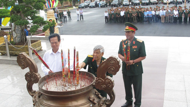 Đoàn đại biểu đến dâng hương tại Tượng đài Chiến thắng Quân khu 9