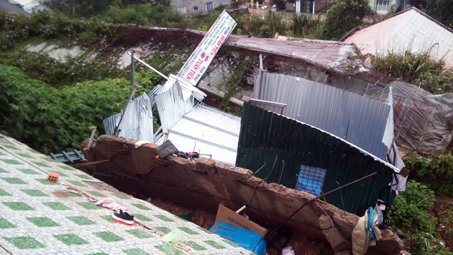 Hiện trường vụ sập nhà