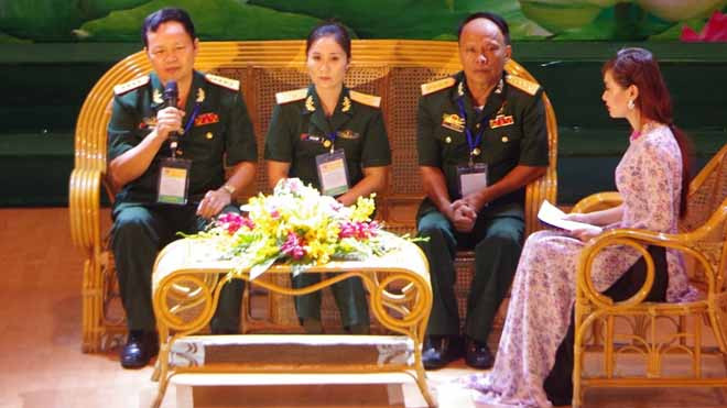 Đại tá, thương binh Hoàng Bùi Hải (người cầm micro) kể lại những giây phút cùng đồng đội đối đầu với kẻ thù trong trận hải chiến bảo vệ đảo Gạc Ma ngày 14/3/1988 tại buổi giao lưu 