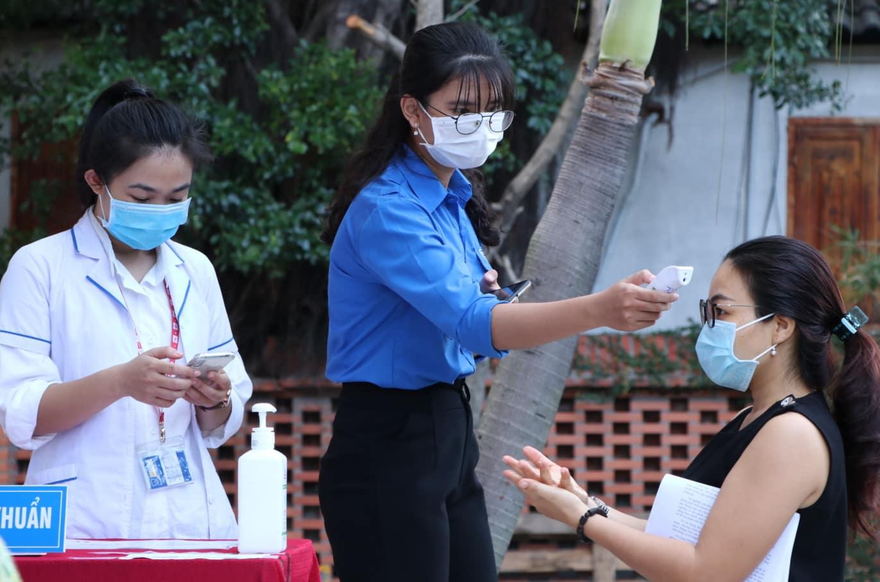 Hai mẹ con chở nhau đến bệnh viện mới biết mắc COVID-19