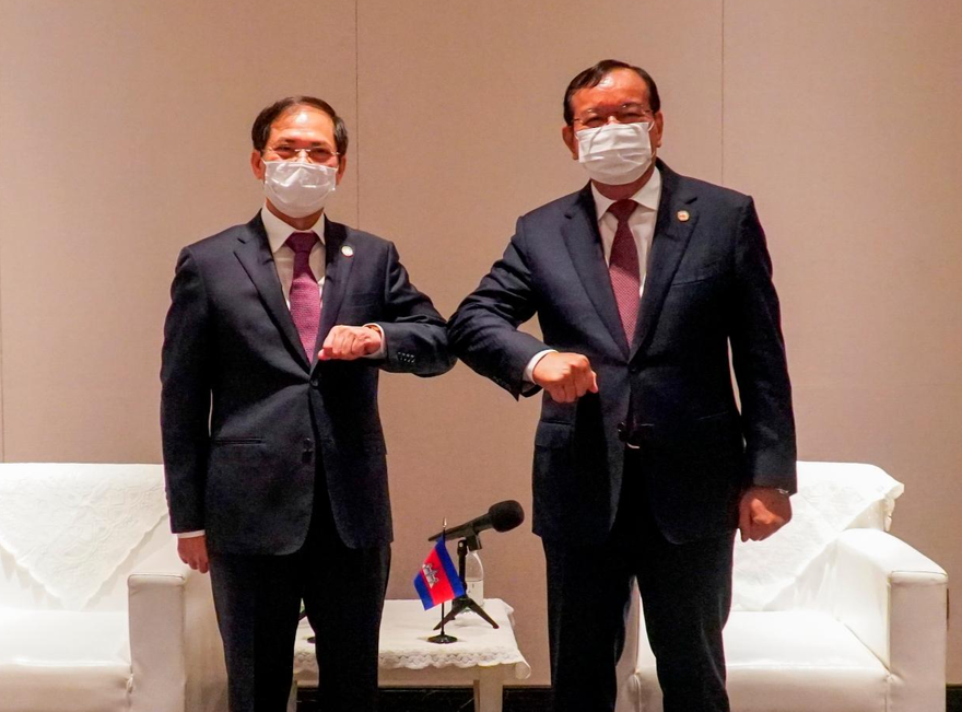 Bộ trưởng Bùi Thanh Sơn trong cuộc gặp Phó Thủ tướng, Bộ trưởng Ngoại giao và Hợp tác quốc tế Campuchia Prak Sokhonn ngày 7/6. (Ảnh: Mofa)