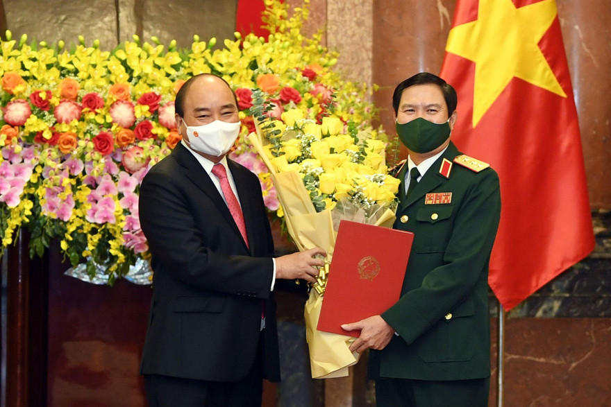 Chủ tịch nước trao quyết định bổ nhiệm Tổng tham mưu trưởng Quân đội nhân dân Việt Nam cho Thượng tướng Nguyễn Tân Cương. Ảnh: Ngọc Hưng