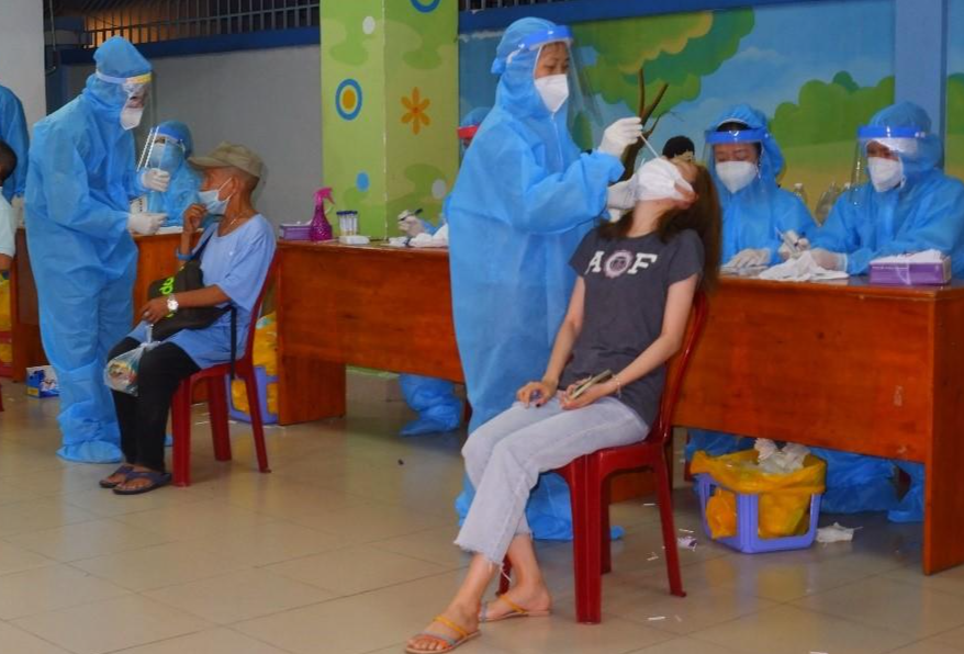 Nhân viên y tế trắng đêm lấy mẫu cho người dân.