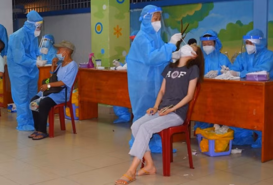 Nhân viên y tế trắng đêm lấy mẫu cho người dân.