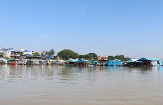 Một khu nhà nổi của người gốc Việt ở Campuchia. (Ảnh: VOV)