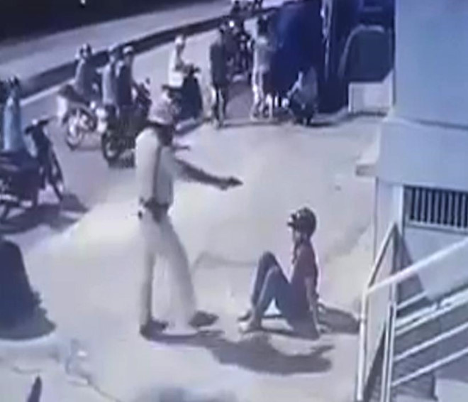 CSGT chĩa vật giống súng vào nam thanh niên. Ảnh: Cắt từ clip.