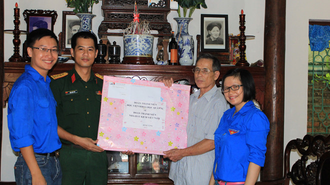 Tuổi trẻ Học viện Khoa học Quân sự và tuổi trẻ các đơn vị thăm hỏi, tặng quà gia đình chính sách, người có công ở xã Kim Chung