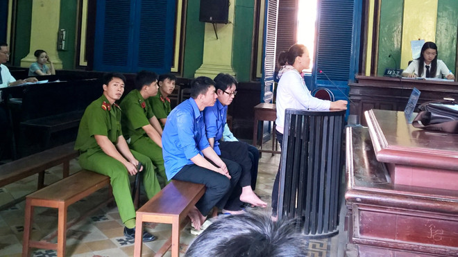 Các đối tượng “chân rết” trong vụ án ra vành móng ngựa, riêng chủ mưu vụ án đã “xa chạy, cao bay”. Ảnh T. Châu. 