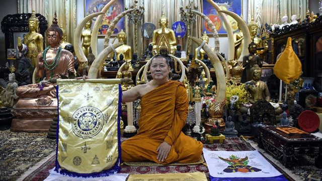 Đội U22 Thái Lan tới nhờ nhà sư làm phép để mang tới may mắn trước khi lên đường tham dự SEA Games