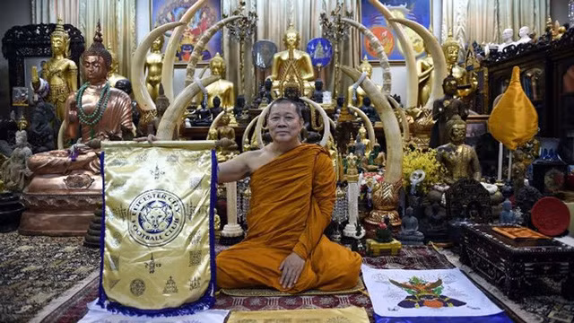 Đội U22 Thái Lan tới nhờ nhà sư làm phép để mang tới may mắn trước khi lên đường tham dự SEA Games