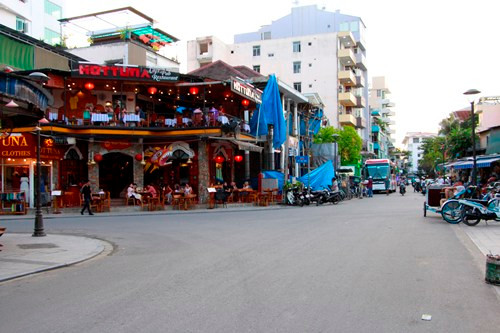 Khu phố Tây nơi tập trung nhiều khách du lịch về đêm ở Huế. Ảnh: Võ Thạnh.