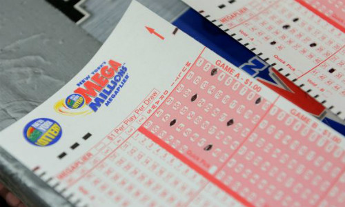 Một vé số Mega Millions. Ảnh: AFP