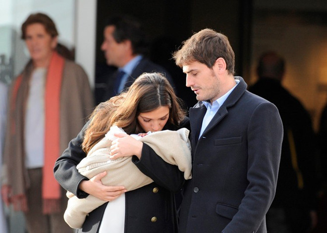 Nhà Casillas xuất hiện đầy hạnh phúc sau khi rời bệnh viện hôm 8/1