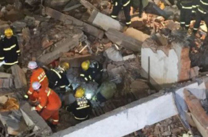 Hiện trường vụ sập tòa nhà. Ảnh: Xinhua