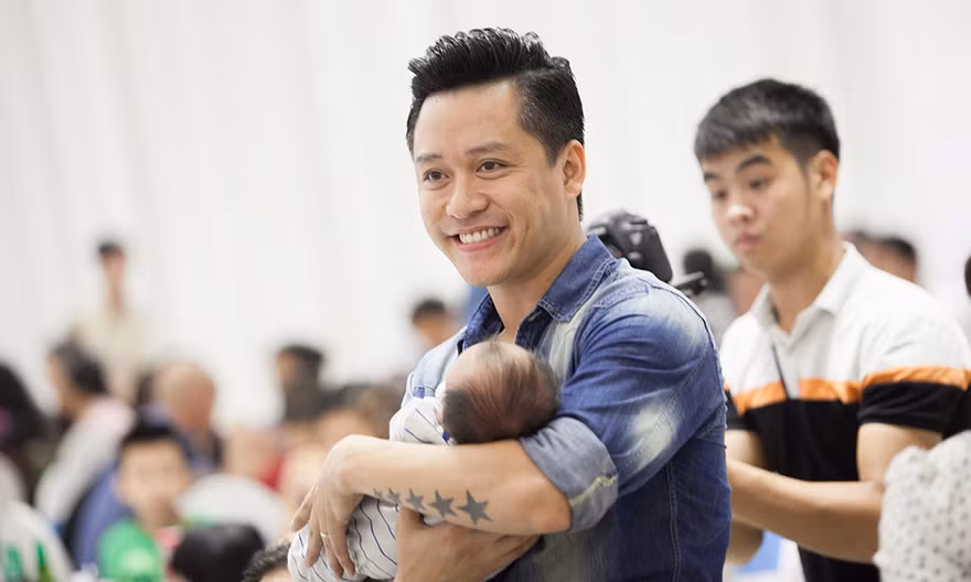 Tuấn Hưng hạnh phúc trong lễ đầy tháng con trai.