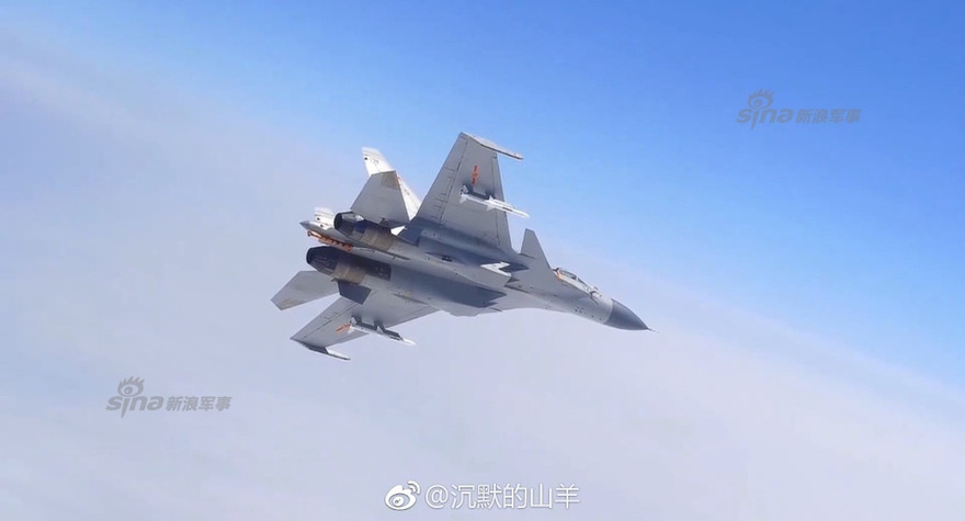 Lộ ảnh tiêm kích J-15 Trung Quốc khai hoả tên lửa không-đối-không PL12