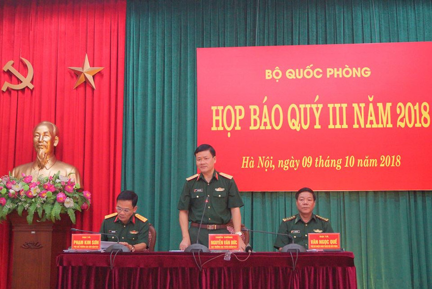 Thiếu tướng Nguyễn Văn Đức (giữa) chủ trì họp báo. Ảnh: Nguyễn Minh