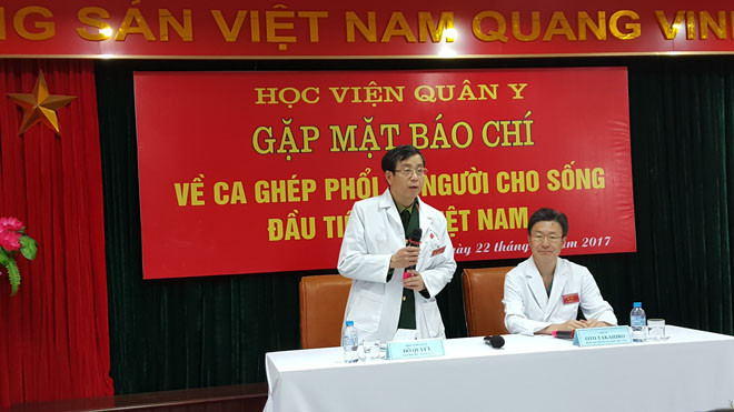 GS Đỗ Quyết - GĐ HV Quân y (bên trái) và Ông Oto Takahiro (Giám đốc Trung tâm ghép tạng Bệnh viện Đại học Okayama (bên phải) chia sẻ ca ghép phổi thành công trong sáng 22/2. Ảnh: ĐH