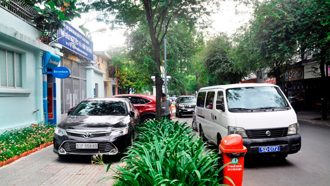 Xe biển xanh tiếp tục 'thách thức' lãnh đạo quận 1