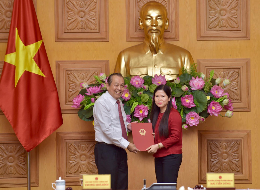 Phó Thủ tướng Thường trực Chính phủ Trương Hòa Bình trao quyết định cho tân Phó Chủ nhiệm Văn phòng Chính phủ Mai Thị Thu Vân. Ảnh: VGP/Nhật Bắc.
