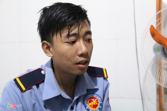 Sau một đêm gần như thức trắng để hỗ trợ người dân tháo chạy, Lê Gia An lộ vẻ mệt mỏi. Ảnh: Phan Nhơn.