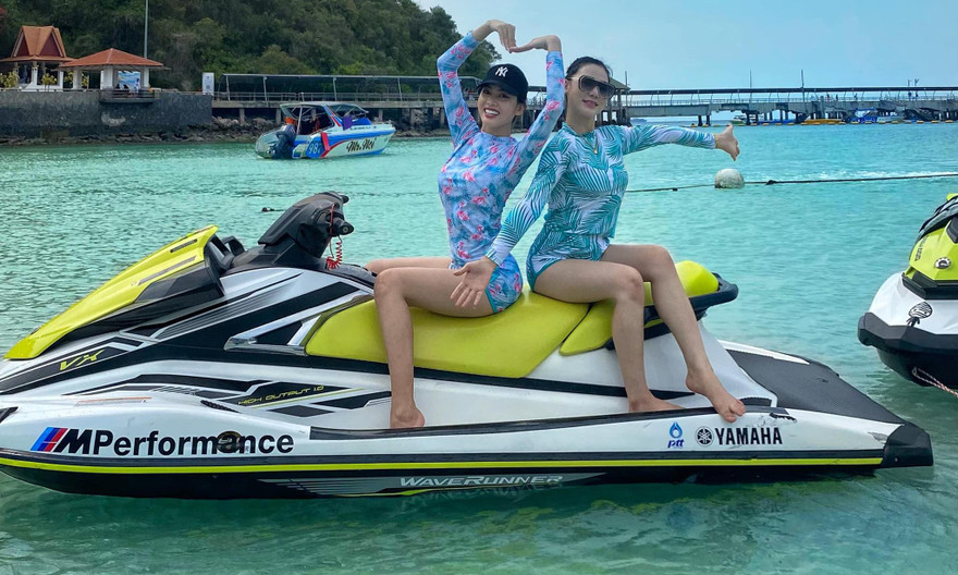 Ngọc Thảo và Hoa hậu Lào mặc đồ đôi, khoe chân dài miên man trên biển Thái Lan