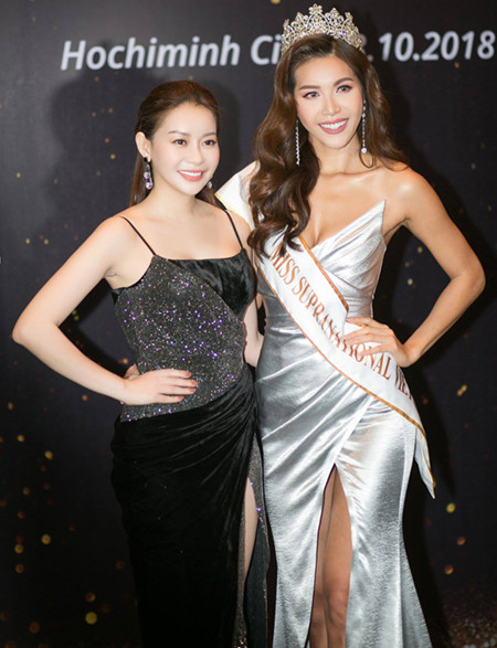 Giám đốc Miss Supranational Việt Nam Hải Dương bên Minh Tú (phải). 