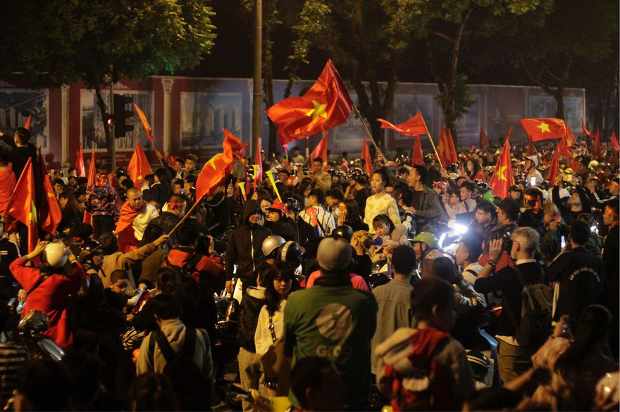 CĐV rầm rầm xuống đường mừng tuyển Việt Nam vào bán kết AFF Cup