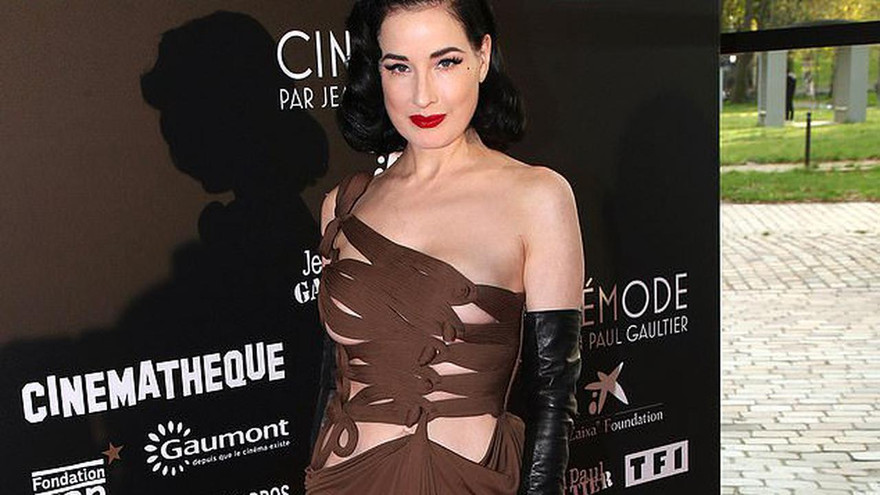 'Vũ nữ thoát y sexy nhất thế giới' mặc cắt xẻ ngực nóng bỏng